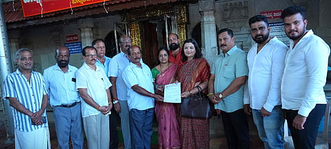 ಉಡುಪಿಯ ಬನ್ನಂಜೆ ಮಹಾಲಿಂಗೇಶ್ವರ ದೇವಸ್ಥಾನಕ್ಕೆ ಭೇಟಿ ನೀಡಿದ್ದ ವಿಪ ಸದಸ್ಯೆ ಆರತಿ ಕೃಷ್ಣ ಅವರಿಗೆ ದೇಗುಳದ ಅಭಿವೃದ್ಧಿಗೆ ಅನುದಾನ ಕೊಡಿಸುವಂತೆ ದೇವಳದ ವತಿಯಿಂದ ಮನವಿ ಸಲ್ಲಿಸಲಾಯಿತು. ಮಾಧವ ಬನ್ನಂಜೆ, ರಮೇಶ್ ಕಾಂಚನ್, ಪ್ರಭಾಕರ್ ಶೆಟ್ಟಿ, ದಿನೇಶ್ ಪುತ್ರನ್, ಶೇಖರ್ ಶೆಟ್ಟಿ, ಸುದೇಶ್ ಶೇಟ್, ಮಧುಸೂಧನ್ ಉಪಾಧ್ಯಾಯ ಇತರರಿದ್ದರು.