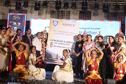 ಮಲ್ಲತ್ತಹಳ್ಳಿಯ ಶ್ರೀ ದುರ್ಗಾಪರಮೇಶ್ವರಿ ಎಜುಕೇಶನ್ ಟ್ರಸ್ಟ್ ಹಮ್ಮಿಕೊಂಡಿದ್ದ ಜೆ .ಎಸ್. ಉತ್ಸವದಲ್ಲಿ ವಿದ್ಯಾರ್ಥಿಗಳು ಸಾಂಸ್ಕೃತಿಕ ಪ್ರದರ್ಶನ ನೀಡಿದರು. ಗಾಯಕಿ ಅರ್ಚನಾ ಉಡುಪ, ಪ್ರೊ. ಮುರುಳಿದರ್ ಹೆಗಡೆ, ಮೋಹನ್ ಕುಮಾರ್ ಮತ್ತಿತರರಿದ್ದರು. 