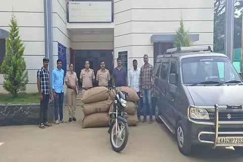 ಹೊಳಲೂರು ಗ್ರಾಮದಲ್ಲಿ ಕಳವು ಮಾಡಿದ್ದ ಒಣ ಅಡಿಕೆ ಹಾಗೂ ಕೃತ್ಯಕ್ಕೆ ಬಳಸಿದ್ದ ಕಾರು, ಬೈಕ್ ಅನ್ನು ಜಪ್ತಿ ಮಾಡಿದ ಶಿವಮೊಗ್ಗ ಗ್ರಾಮಾಂತರ ಠಾಣೆ ಪೊಲೀಸರು. ರಾಘವೇಂದ್ರ ಕಾಂಡಿಕೆ, ನವೀನ್ ಮಠಪತಿ, ಲಂಕೇಶ್, ಶ್ರೀಕಾಂತ್, ಕಾಶಿನಾಥ, ಸುನೀಲ್‌ಕುಮಾರ್, ಕವನ್, ದಾಕ್ಷಾಯಣಿ ಇದ್ದರು.