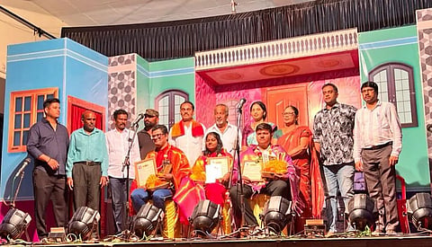 ಉಡುಪಿ ಪರ್ಕಳದ ಅರ್ಜುನ ಯುವಕ ಮಂಡಳದ ವಾರ್ಷಿಕೋತ್ಸವದ ನಿಮಿತ್ತ ಸಾಧಕರನ್ನು ಸನ್ಮಾನಿಸಲಾಯಿತು. ದಿಲೀಪ್​ರಾಜ್​ ಹೆಗ್ಡೆ, ಅರುಣಾ ಸದನಾಂದ ಶೆಟ್ಟಿಗಾರ್​, ವಾಣಿ ಗಣೇಶ್​ ಪಾಟೀಲ್​, ಜಯ, ಗೌತಮ್​, ಪ್ರಸನ್ನ ಶೆಟ್ಟಿ ಇತರರಿದ್ದರು.
