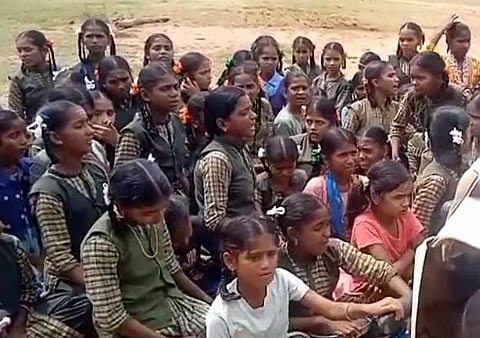 ಆಲ್ಕೋಡ್ ಗ್ರಾಮದ ಕಸ್ತೂರಬಾ ಗಾಂಧಿ ವಸತಿ ಶಾಲೆಯ ವಿದ್ಯಾರ್ಥಿನಿಯರು ಸೋಮವಾರ ಪ್ರತಿಭಟನೆ ನಡೆಸಿದರು. 