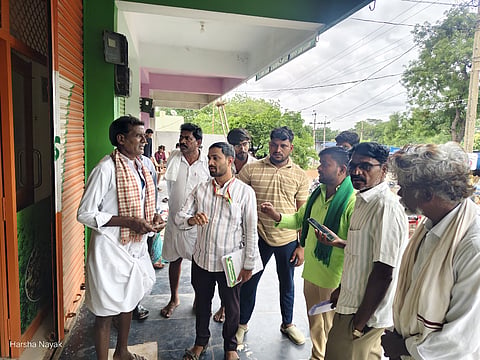 ಅರಕೇರಾದಲ್ಲಿ ನಮ್ಮ ಗ್ರೋಮೋರ್ ಕೇಂದ್ರಕ್ಕೆ ಕೃಷಿ ಅಧಿಕಾರಿ ಅಮರೇಶ ಭೇಟಿ ನೀಡಿ ಷೋಕಾಸ್ ನೋಟಿಸ್ ಜತೆಗೆ ಎಚ್ಚರಿಕೆ ನೀಡಿದರು. 