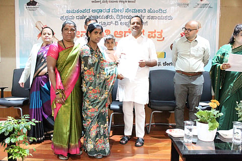 ನಗರದ ಆರೋಗ್ಯ ಸೌಧದಲ್ಲಿ ಏರ್ಪಡಿಸಿದ್ದ ಕಾರ್ಯಕ್ರಮದಲ್ಲಿ ಅನುಕಂಪದ ಆಧಾರದ ಮೇಲೆ ನೇಮಕಗೊಂಡಿರುವ ಅಭ್ಯರ್ಥಿಗಳಿಗೆ ಯು.ಟಿ. ಖಾದರ್ ನೇಮಕಾತಿ ಪತ್ರ ವಿತರಿಸಿದರು. ರಿತ್ವಿಕ್ ರಂಜನಂ ಪಾಂಡೆ, ಗುರುದತ್ತ ಹೆಗಡೆ ಇತರರಿದ್ದರು. 