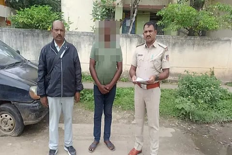 ನ್ಯಾಯಾಲಯದ ವಿಚಾರಣೆಗೆ ಹಾಜರಾಗದೇ ತಲೆಮರೆಸಿಕೊಂಡಿದ್ದ ಆರೋಪಿ ಬಂಧಿಸಿದ ಭದ್ರಾವತಿ ನ್ಯೂಟೌನ್ ಠಾಣೆ ಪೊಲೀಸರು.