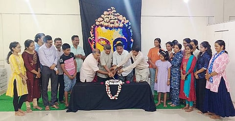 ಮಣಿಪಾಲದ ತ್ರಿವರ್ಣ ಆರ್ಟ್​ ಗ್ಯಾಲರಿಯಲ್ಲಿ ಆಯೋಜಿಸಿದ್ದ 'ವಿಶ್ವ ಕಲಾ ದಿನ' ಕಾರ್ಯಕ್ರಮವನ್ನು ಹರ್ಷವರ್ಧನ್​ ಭಟ್​ ಉದ್ಘಾಟಿಸಿದರು. ಮನೋಜ್​ ಕಡಬ, ಗಣೇಶ್​ ರಾಜ್​ ಸರಳಬೆಟ್ಟು, ಹರೀಶ್​ ಸಾಗಾ ಹಾಗೂ ವಿದ್ಯಾರ್ಥಿಗಳಿದ್ದರು.