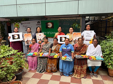 ಆರ್ಟ್ ಆಫ್ ಗಿವಿಂಗ್ ವಾರ್ಷಿಕೋತ್ಸವದ ಅಂಗವಾಗಿ ಪೌರಕಾರ್ಮಿಕರಿಗೆ ಸೀರ ಮತ್ತು ಹಣ್ಣು ವಿತರಿಸಲಾಯಿತು. ಸಂಸ್ಥೆಯ ಮಮತಾ ಎನ್.ಸ್ವಾಮಿ, ಅನಿತಾ ಗುರುಪ್ರಸಾದ್, ಆರ್‌ಡಿಪಿಆರ್ ಜಂಟಿ ಕಾರ್ಯದರ್ಶಿ ಜಯಲಕ್ಷ್ಮಿ ಉಪಸ್ಥಿತರಿದ್ದರು. 