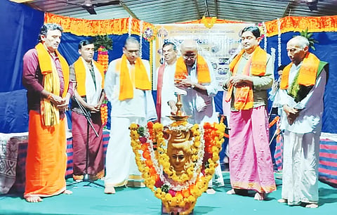 ಯಲ್ಲಾಪುರ ತಾಲೂಕಿನ ಮಾಗೋಡ ಶ್ರೀ ಮಹಾಗಣಪತಿ ದೇವಸ್ಥಾನದಲ್ಲಿ ಕಲ್ಯಾಣ ಪ್ರಸಂಗ ಪಂಚಕ ಕಾರ್ಯಕ್ರಮವನ್ನು ಹಿರಿಯ ವೈದಿಕ, ಅರ್ಥಧಾರಿ ವೇ.ರಾಮಕೃಷ್ಣ ಭಟ್ಟ ಮಾಗೋಡ ಉದ್ಘಾಟಿಸಿದರು. ನರಸಿಂಹ ಕೋಣೆಮನೆ, ಗಣಪತಿ ಭಟ್ಟ, ವೆಂಕಟರಮಣ ಭಾಗ್ವತ, ನಾರಾಯಣ ಭಟ್ಟ ಇತರರಿದ್ದರು.