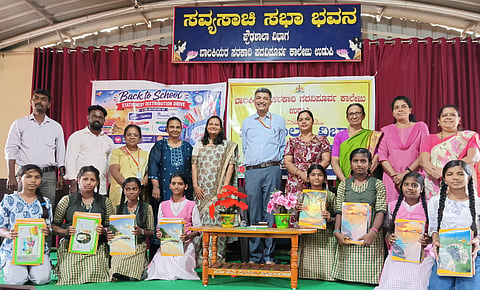 ಉಡುಪಿಯ ಬಾಲಕಿಯರ ಸರ್ಕಾರಿ ಪ್ರೌಢಶಾಲೆಯಲ್ಲಿ ಮಕ್ಕಳಿಗೆ ನೋಟ್​ಬುಕ್​ ವಿತರಿಸಲಾಯಿತು. ಡಾ. ಅಶೋಕ್​ ಕಾಮತ್​, ನಿರಾಲಿ ವೋರಾ, ಅಲ್ಕಾ ಪೈ, ಇಂದಿರಾ ಬಿ., ಕಾವ್ಯಾ ನಾಯಕ್​, ಲತಾ,  ತಾರಾದೇವಿ, ವಿಮಲಾ ಶೇಟ್​, ನವೀನ್​ ಉಪಸ್ಥಿತರಿದ್ದರು.