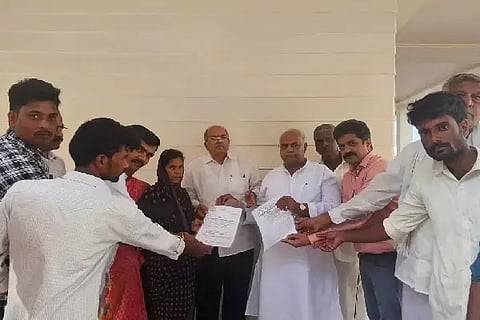 ಚಿರತೆ ದಾಳಿಯಿಂದ ಮೃತಪಟ್ಟ ರೈತ ಬೀರಪ್ಪ ಬಳಗಾವಿ ಅವರ ತಾಯಿ ರೇಣುಕಮ್ಮ ಅವರಿಗೆ ಜಿಲ್ಲಾ ಉಸ್ತುವಾರಿ ಸಚಿವ ಶಿವಾನಂದ ಪಾಟೀಲ ಮತ್ತು ಶಾಸಕರು ಯು.ಬಿ. ಬಣಕಾರ ಅವರು ಸರ್ಕಾರದ 10 ಲಕ್ಷ ರೂ. ಪರಿಹಾರ ಆದೇಶ ಪತ್ರ ವಿತರಿಸಿದರು. 