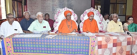 ತುಮಕೂರಿನಲ್ಲಿ ಅಟವೀ ಸುಕ್ಷೇತ್ರದ ಸಂಕ್ರಾಂತಿ ಜಾತ್ರಾ ಮಹೋತ್ಸವ ಕುರಿತು ಕಿರಿಯಶ್ರೀ ಅಟವೀ ಶ್ರೀ ಮಲ್ಲಿಕಾರ್ಜುನ ಸ್ವಾಮಿ ಸುದ್ದಿಗೋಷ್ಠಿಯಲ್ಲಿ ಮಾಹಿತಿ ನೀಡಿದರು. ಅಟವೀ ಶಿವಲಿಂಗ ಸ್ವಾಮೀಜಿ, ಟಿ.ಬಿ.ಶೇಖರ್​, ಜಗದೀಶ್​ ಚಂದ್ರ, ಕೆ.ವಿ.ಬೆಟ್ಟಯ್ಯ ಮತ್ತಿತರರು ಇದ್ದರು. 