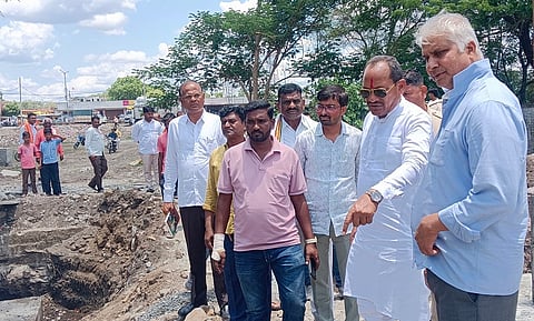 ಔರಾದ ಪಟ್ಟಣದಲ್ಲಿ ನಿರ್ಮಾಣ ಹಂತದಲ್ಲಿರುವ ಅಂಬೇಡ್ಕರ್ ಭವನದ ಕಾಮಗಾರಿ ಸ್ಥಳಕ್ಕೆ ಶಾಸಕ ಪ್ರಭು ಬಿ. ಚವ್ಹಾಣ ಭೇಟಿ ನೀಡಿ ಪರಿಶೀಲಿಸಿದರು.