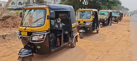 ಉಡುಪಿಯ ಉದ್ಯಾವರದಲ್ಲಿರುವ ಸಿಎನ್​ಜಿ ಪಂಪ್​ನಲ್ಲಿ ದರ ಏರಿಕೆ ಮಾಡಿರುವುದನ್ನು ಖಂಡಿಸಿ ಚಾಲಕ-ಮಾಲೀಕರು ಆಟೋವನ್ನು ರಸ್ತೆ ಬದಿಯಲ್ಲಿ ನಿಲ್ಲಿಸಿ ಪಂಪ್​ ಬಳಿ ಪ್ರತಿಭಟಿಸಿದರು.