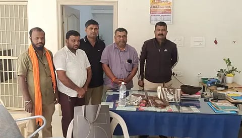 ಹುಬ್ಬಳ್ಳಿ ಗೋಕುಲ ರೋಡ್​ ಪೊಲೀಸ್​ ಠಾಣೆಗೆ ಬ್ಯಾಗ್​ ಒಪ್ಪಿಸಿದ (Auto driver) ಆಟೋ ಚಾಲಕ ಮಂಜುನಾಥ್​, ಶೇಖರಯ್ಯ ಮಠಪತಿ ಹಾಗೂ ಇತರರು.