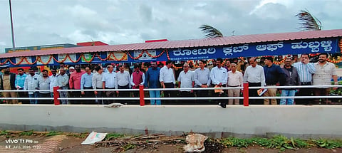 auto ಹುಬ್ಬಳ್ಳಿಯ ಹೊಸ ಬಸ್ ನಿಲ್ದಾಣದ ಆವರಣದಲ್ಲಿ ರೋಟರಿ ಕ್ಲಬ್ ಆಫ್ ಹುಬ್ಬಳ್ಳಿ ವತಿಯಿಂದ ನಿರ್ವಿುಸಿದ ನೂತನ ಆಟೋ ಶೆಲ್ಟರ್ ಉದ್ಘಾಟನಾ ಸಮಾರಂಭದಲ್ಲಿ ನಾಮಿನಿ ವಸುಕಿ ಸಂಜೆ, ಕಿರಣ ಹೆಬಸೂರ, ವಿವೇಕಾನಂದ ವಿಶ್ವಜ್ಞ ಹಾಗೂ ಇತರರಿದ್ದರು. 