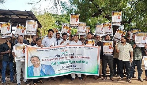 ಬೀದರ್‍ನ ನೌಬಾದ್‍ನ ಆಟೊನಗರದಲ್ಲಿ ಮೆಕ್ಯಾನಿಕ್‍ಗಳು ಶಾಸಕ ರಹೀಂಖಾನ್ ಅವರಿಗೆ ಸಚಿವ ಸ್ಥಾನ ನೀಡಬೇಕು ಎಂದು ಒತ್ತಾಯಿಸಿ ಪ್ರತಿಭಟನೆ ನಡೆಸಿದರು