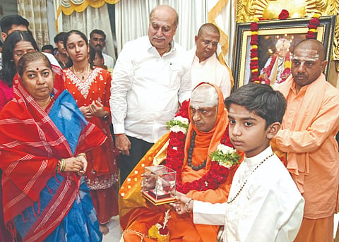 ಕಲಬುರಗಿ ಶರಣಬಸವೇಶ್ವರ ದಾಸೋಹ ಮಹಾಮನೆಯಲ್ಲಿ ಸುಸಜ್ಜಿತವಾಗಿ ನಿರ್ಮಿಸಿದ ಹೈಟೆಕ್ ಕಿಚನ್‌ಗೆ ಸೋಮವಾರ ಚಾಲನೆ ನೀಡಿದ ಸುತ್ತೂರು ಮಠದ ಜಗದ್ಗುರು ಶಿವರಾತ್ರಿ ದೇಶಿಕೇಂದ್ರ ಮಹಾಸ್ವಾಮಿಗಳನ್ನು ಪೂಜ್ಯ ಚಿ.ದೊಡ್ಡಪ್ಪ ಅಪ್ಪ, ಮಾತೋಶ್ರೀ ಡಾ.ದಾಕ್ಷಾಯಿಣಿ ಅವ್ವಾಜಿ ಸತ್ಕರಿಸಿದರು. ಬಸವರಾಜ ದೇಶಮುಖ, ಶಿವಾನಿ ಮತ್ತು ಭವಾನಿ ಅಪ್ಪ ಇತರರಿದ್ದರು.