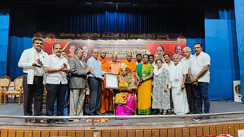 ಮಂಡ್ಯದಲ್ಲಿ ಆಯೋಜಿಸಿದ್ದ ಸಮಾರಂಭದಲ್ಲಿ ಕರ್ನಾಟಕ ಲೋಕಸೇವಾ ಆಯೋಗದ ಕಾರ್ಯದರ್ಶಿ ಕೆ.ಜ್ಯೋತಿ ಅವರಿಗೆ ಟಿ.ತಿಮ್ಮೇಗೌಡ ಜನಮುಖಿ ಆಡಳಿತ ಪ್ರಶಸ್ತಿ ಪ್ರದಾನ ಮಾಡಲಾಯಿತು. 