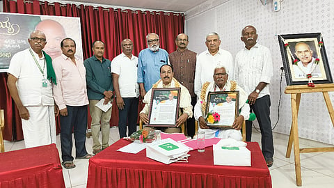 ಮಂಡ್ಯದಲ್ಲಿ ಆಯೋಜಿಸಿದ್ದ ಸಮಾರಂಭದಲ್ಲಿ ಕೃಷಿ ವಿವಿ ಸಂಶೋಧನಾ ನಿರ್ದೇಶಕ ಜಿ.ಎಂ.ದೇವಗಿರಿ ಹಾಗೂ ಮಳವಳ್ಳಿ ಪ್ರಗತಿಪರ ಕೃಷಿಕ ನಾಗರಾಜುಗೆ ಪ್ರಶಸ್ತಿ ಪ್ರದಾನ ಮಾಡಲಾಯಿತು. 