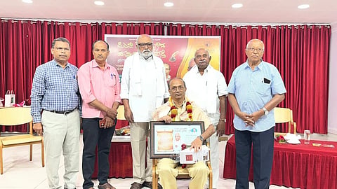 ಮಂಡ್ಯ ನಗರದ ಕೆ.ವಿ.ಶಂಕರಗೌಡ ಶತಮಾನೋತ್ಸವ ಭವನದಲ್ಲಿ ಆಯೋಜಿಸಿದ್ದ ಸಮಾರಂಭದಲ್ಲಿ ನಿವೃತ್ತ ಪತ್ರಕರ್ತ ಕಾಡೇನಹಳ್ಳಿ ವೀರಣ್ಣಗೌಡ ಅವರಿಗೆ ಪ್ರಶಸ್ತಿ ಪ್ರದಾನ ಮಾಡಿ ಗೌರವಿಸಲಾಯಿತು. 
