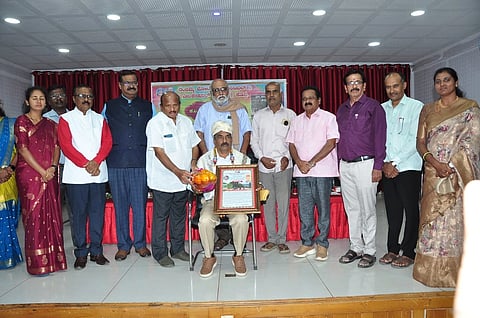 ಮಂಡ್ಯ ನಗರದ ಕೆವಿಎಸ್ ಭವನದಲ್ಲಿ ಆಯೋಜಿಸಿದ್ದ ಸಮಾರಂಭದಲ್ಲಿ ಆನಂದ ಶಿಕ್ಷಣ ಸಂಸ್ಥೆಗೆ ಶಿಕ್ಷಣ ಪ್ರಶಸ್ತಿ ಪ್ರದಾನ ಮಾಡಲಾಯಿತು.