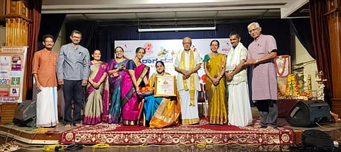 ಉಡುಪಿಯಲ್ಲಿ ಉದಯೋನ್ಮುಖ ಕಲಾವಿದೆ ಪ್ರಜ್ಞಾ ಅಡಿಗ ಅವರಿಗೆ 'ರಾಗ ಧನ ಪಲ್ಲವಿ' ಪ್ರಶಸ್ತಿ ಪ್ರದಾನ ಮಾಡಲಾಯಿತು. ಡಾ. ಗಣಪತಿ ಜೋಯಿಸ, ಶ್ರೀಕಿರಣ ಹೆಬ್ಬಾರ್​, ಉಮಾಶಂಕರಿ ಟಿ.ಕೆ., ಸರೋಜಾ ಆರ್​. ಆಚಾರ್ಯ, ವಾರಿಜಾಕ್ಷಿ ಭಟ್​ ಇದ್ದರು.