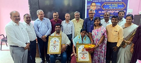 ಮಂಡ್ಯ ನಗರದ ಮಹಿಳಾ ಸರ್ಕಾರಿ ಕಾಲೇಜಿ(ಸ್ವಾಯತ್ತ)ನಲ್ಲಿ ಆಯೋಜಿಸಿದ್ದ ಕಾರ್ಯಕ್ರಮದಲ್ಲಿ ಸಹಾಯಕ ಪ್ರಾಧ್ಯಾಪಕ ಕೆ.ಎಂ.ಪ್ರಸನ್ನಕುಮಾರ್ ಹಾಗೂ ದ್ವಿತೀಯ ದರ್ಜೆ ಸಹಾಯಕಿ ವೈ.ಎಂ.ಸುಮಿತ್ರಾ ಅವರಿಗೆ ಪ್ರಶಸ್ತಿ ಪ್ರದಾನ ಮಾಡಲಾಯಿತು.