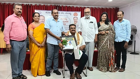 ಮಂಡ್ಯ ನಗರದ ಕೆವಿಎಸ್ ಭವನದಲ್ಲಿ ಆಯೋಜಿಸಿದ್ದ ಸಮಾರಂಭದಲ್ಲಿ ಹಿರಿಯ ಸಹಕಾರಿ ಎಸ್.ಎಲ್.ಮೋಹನ್ ಅವರಿಗೆ ಪ್ರಶಸ್ತಿ ಪ್ರದಾನ ಮಾಡಲಾಯಿತು.