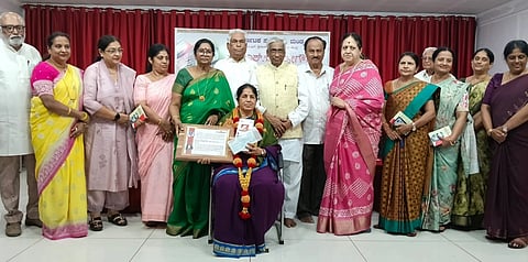 ಮಂಡ್ಯ ನಗರದ ಕರ್ನಾಟಕ ಸಂಘದಲ್ಲಿ ಆಯೋಜಿಸಿದ್ದ ಸಮಾರಂಭದಲ್ಲಿ ಹಿರಿಯ ಸಹಕಾರಿ ಲಲಿತಾ ಅವರಿಗೆ ಪ್ರಶಸ್ತಿ ಪ್ರದಾನ ಮಾಡಲಾಯಿತು.