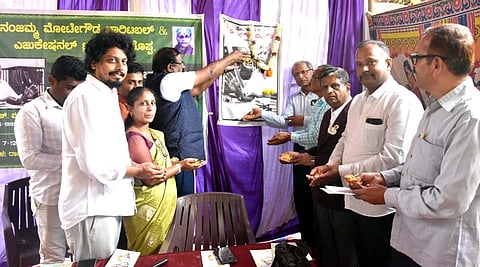 Dignitaries laid wreaths at the portrait of the father of horticulture, Dr. M.H. Marigowda, at a ceremony organized in Mangala village, Mandya taluk.