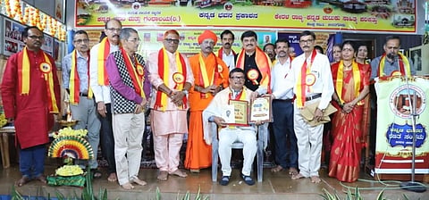 ಕೇರಳದಲ್ಲಿ ಡಾ.ಬಾಲಕೃಷ್ಣ ಎಸ್​. ಮದ್ದೋಡಿ ಅವರಿಗೆ 'ಶ್ರೀ ಬಿಕ್ಷು ಲಕ್ಷ್ಮಾನಂದ ಸ್ವಾಮೀಜಿ ಸದ್ಭಾವನಾ' ರಾಷ್ಟ್ರೀಯ ಪ್ರಶಸ್ತಿ ಪ್ರದಾನ ಮಾಡಲಾಯಿತು. ರಮೇಶ ಸ್ವಾಮೀಜಿ, ಡಾ.ಕೃಷ್ಣಪ್ರಸಾದ್​ ಕೂಡ್ಲು, ಪ್ರದೀಪಕುಮಾರ್​ ಕಲ್ಕೂರ, ಡಾ. ಕೆ.ಎನ್​. ವೆಂಕಟರಮಣ ಹೊಳ್ಳ ಇತರರಿದ್ದರು.