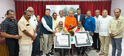 ಮಂಡ್ಯದಲ್ಲಿ ಆಯೋಜಿಸಿದ್ದ ಸಮಾರಂಭದಲ್ಲಿ ರಂಗಸಂಘಟಕ ಶ್ರೀನಿವಾಸ್ ಜಿ.ಕಪ್ಪಣ್ಣ ಹಾಗೂ ರಂಗಕರ್ಮಿ ಶಶಿಧರ್ ಭಾರಿಘಾಟ್ ಅವರಿಗೆ ಪ್ರಶಸ್ತಿ ಪ್ರದಾನ ಮಾಡಲಾಯಿತು.