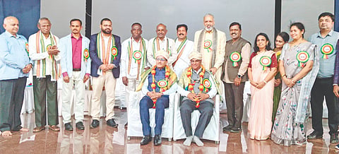 ಶಿರಸಿಯಲ್ಲಿ  ಸ್ಕೋಡ್‌ವೆಸ್ ಸಂಸ್ಥೆಯ ಶಕ್ತಿ ದಿವಸ್ ಕಾರ್ಯಕ್ರಮದಲ್ಲಿ ರೋ.ಎಸ್. ಜಯರಾಮ ಅವರಿಗೆ  ಸ್ಕೋಡ್‌ವೆಸ್  ಕರ್ನಾಟಕ ಸೇವಾ ರತ್ನ ಪ್ರಶಸ್ತಿ, Award ಡಾ. ನಾರಾಯಣ ಅವರಿಗೆ ಶರಣ ಬಿರಾದಾರ ಪ್ರಶಸ್ತಿಯನ್ನು ಪ್ರದಾನ ಮಾಡಲಾಯಿತು.