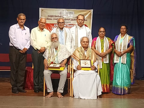 ಉಡುಪಿಯಲ್ಲಿ ಪ್ರೊ.ಕೆ.ಪಿ. ರಾವ್​ ಹಾಗೂ ಪ್ರೊ.ಕನರಾಡಿ ವಾದಿರಾಜ್​ ಭಟ್​ ಅವರಿಗೆ ಪ್ರಶಸ್ತಿ ಪ್ರದಾನ ಮಾಡಲಾಯಿತು. ಡಾ. ಬಿ.ಎ. ವಿವೇಕ್​ ರೈ, ಡಾ. ಗಾಯತ್ರಿ ಪೈ, ಡಾ. ಕೆ.ರಾಘವ ನಂಬಿಯಾರ್​, ಡಾ. ಚಂದ್ರಾವತಿ ಶೆಟ್ಟಿ, ಡಾ. ಬಿ.ಜಗದೀಶ್​ ಶೆಟ್ಟಿ, ಡಾ.ಅರುಣಕುಮಾರ್​ ಎಸ್​.ಆರ್​. ಇದ್ದರು.