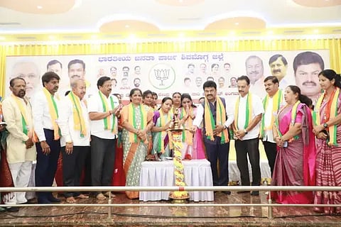ಶಿವಮೊಗ್ಗ ಬಂಟರ ಭವನದಲ್ಲಿ ಮಹಿಳಾ ಜಾಗೃತಿ ಸಮವೇಶವನ್ನು ಲೋಕಸಭಾ ಸದಸ್ಯ ಬಿ.ವೈ.ರಾಘವೇಂದ್ರ ಉದ್ಘಾಟಿಸಿದರು. ಮಾಳವಿಕಾ ಅವಿನಾಶ್, ಸಿ.ಮಂಜುಳಾ, ಎಸ್.ಎನ್.ಚನ್ನಬಸಪ್ಪ, ಎಸ್.ದತ್ತಾತ್ರಿ, ಕೆ.ಬಿ.ಅಶೋಕನಾಯ್ಕ, ಕೆ.ಜಿ.ಕುಮಾರಸ್ವಾಮಿ, ಮಧುರಾ ಶಿವಾನಂದ, ಎನ್.ಕೆ.ಜಗದೀಶ್, ಗಾಯತ್ರಿ ಮಲ್ಲಪ್ಪ, ಶಾಂತಾ ಸುರೇಂದ್ರ, ಸುರೇಖಾ ಮುರುಳೀಧರ್ ಇದ್ದರು.