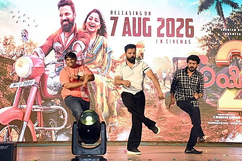 ಹುಬ್ಬಳ್ಳಿಯಲ್ಲಿ ಭಾನುವಾರ ayogya 2 ’ಅಯೋಗ್ಯ-2’ ಚಲನಚಿತ್ರದ ಮೂರನೇ ಹಾಡು ಬಿಡುಗಡೆ ವೇಳೆ ನಟ ನೀನಾಸಂ ಸತೀಶ, ಸಹ ನಟರಾದ ಗಿರೀಶ ಶಿವಣ್ಣ, ಶಿವರಾಜ ಕೆ.ಆರ್. ಪೇಟೆ ನೃತ್ಯ ಮಾಡಿ ರಂಜಿಸಿದರು.