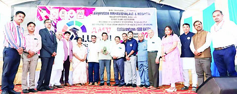 plastinated fetus ಹುಬ್ಬಳ್ಳಿಯ ಆಯುರ್ವೇದ ಮಹಾವಿದ್ಯಾಲಯಕ್ಕೆ ಪ್ಲಾಸ್ಟಿನೇಟೆಡ್​ ಭ್ರೂಣದ ಮಾದರಿಯನ್ನು ಸಲ್ಲಿಸಿದ ಕ್ಷಣ. ಡಾ. ಅಶ್ವಿನ್​ ಕೆ., ಇತರರು ಇದ್ದಾರೆ.