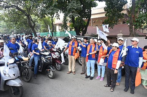 ಆಯುರ್ವೇದ ಸಮ್ಮೇಳನದ ಜನಜಾಗೃತಿಗಾಗಿ ಆಯೋಜಿಸಿದ್ದ ಬೈಕ್ ರ‌್ಯಾಲಿಗೆ ಹೈಕೋರ್ಟ್ ನ್ಯಾಯಮೂರ್ತಿ ವಿ.ಶ್ರೀಶಾನಂದ ಚಾಲನೆ ನೀಡಿದರು. ಶಾಸಕ ರವಿಸುಬ್ರಮಣ್ಯ, ನಟ ಅಜಯ್ ರಾವ್, ಡಾ.ಗಿರಿಧರ ಕಜೆ ಮತ್ತಿತರರು ಉಪಸ್ಥಿತರಿದ್ದರು. 