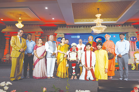 ವಿಶ್ವ ಆಯುರ್ವೇದ ಸಮ್ಮೇಳನದ ಸಮಾರೋಪ ಸಮಾರಂಭದಲ್ಲಿ ಕಾರ್ಯಕ್ರಮದ ರೂವಾರಿ ಡಾ. ಗಿರಿಧರ ಕಜೆ ಅವರಿಗೆ ಆಯುರ್ವೇದ ಅಕಾಡೆಮಿ ವತಿಯಿಂದ "ಆಯುರ್ವೇದ ಬೃಹಸ್ಪತಿ' ಪ್ರಶಸ್ತಿ ಪ್ರದಾನ ಮಾಡಲಾಯಿತು. ಶ್ರೀ ರಾವೇಶ್ವರ ಭಾರತಿ ಮಹಾಸ್ವಾಮೀಜಿ, ಡಾ.ಶ್ರೀ ಚಾರುಕೀರ್ತಿ ಭಟ್ಟಾರಕ ಸ್ವಾಮೀಜಿ ಮತ್ತಿತರರು ಉಪಸ್ಥಿತರಿದ್ದರು. 