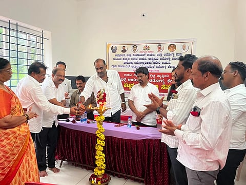ಉಡುಪಿಯ ನಿಡಂಬಳ್ಳಿಯಲ್ಲಿ ನಿರ್ಮಾಣಗೊಂಡ ಆಯುಷ್ಮಾನ್​ ಆರೋಗ್ಯ ಕೇಂದ್ರವನ್ನು ಯಶ್​ಪಾಲ್​ ಸುವರ್ಣ ಉದ್ಘಾಟಿಸಿದರು. ಎಂ.ಎ. ಗಫೂರ್, ಡಾ. ವಾಸುದೇವ, ಡಾ. ಅಕ್ಷತಾ, ಗುರು ಪ್ರಸಾದ್​, ನಾಗರಾಜ್​ ಕುಂದರ್​, ಉಮೇಶ್​ ಪೂಜಾರಿ, ಪ್ರಭಾಕರ್​ ಪೂಜಾರಿ, ಪ್ರೇಮಲತಾ ಇತರರಿದ್ದರು.