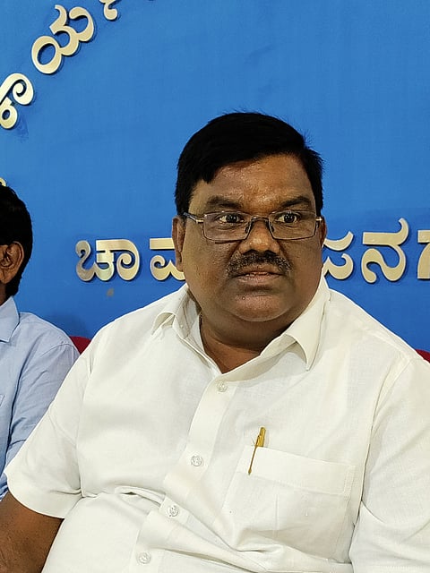 ಚಾಮರಾಜನಗರದ ಜಿಲ್ಲಾ ಪತ್ರಕರ್ತರ ಭವನದಲ್ಲಿ ನಡೆದ ಸುದ್ದಿಗೋಷ್ಠಿಯಲ್ಲಿ ಅಯ್ಯನಪುರ ಶಿವಕುಮಾರ್ ಮಾತನಾಡಿದರು. 