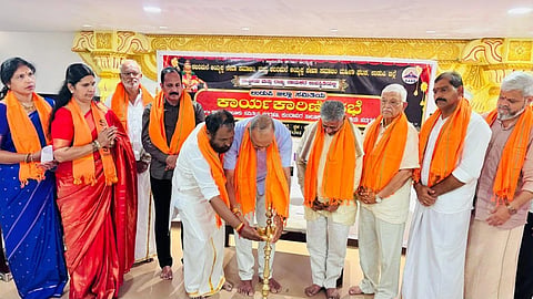 ಉಡುಪಿಯಲ್ಲಿ ಆಯೋಜಿಸಿದ್ದ ಶಬರಿಮಲೆ ಅಯ್ಯಪ್ಪ ಸೇವಾ ಸಮಾಜಂನ ಜಿಲ್ಲಾ ಕಾರ್ಯಕಾರಿಣಿ ಸಭೆಯನ್ನು ಟಿ.ಬಿ. ಶೇಖರ್​ ಉದ್ಘಾಟಿಸಿದರು. ಕೃಷ್ಣಯ್ಯ, ಜಯರಾಮ್​, ದತ್ತಾತ್ರೇಯ ಶಿಂತ್ರೆ, ಹರಿಯಪ್ಪ ಕೋಟ್ಯಾನ್​, ದಿವಾಕರ್​ ಶೆಟ್ಟಿ, ರಾಧಾಕೃಷ್ಣ ಮೆಂಡನ್​, ಕೆ. ವಿಜಯ್​ ಕೊಡವೂರು ಇತರರಿದ್ದರು.