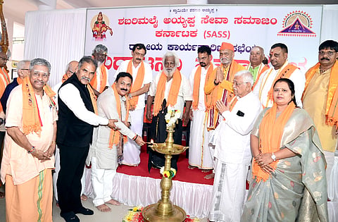 ಶಬರಿಮಲೈ ಅಯ್ಯಪ್ಪ ಸೇವಾ ಸಮಾಜಂ (ayyappa temple)(ಎಸ್‌ಎಎಸ್‌ಎಸ್) ವತಿಯಿಂದ ಹುಬ್ಬಳ್ಳಿಯ ಶಿರೂರ ಪಾರ್ಕ್‌ನ ಶ್ರೀ ಅಯ್ಯಪ್ಪ ಸ್ವಾಮಿ ದೇವಸ್ಥಾನದಲ್ಲಿ ಶನಿವಾರ ಏರ್ಪಡಿಸಿದ್ದ ರಾಷ್ಟ್ರೀಯ ಕಾರ್ಯಕಾರಿಣಿ ಸಭೆಯನ್ನು ಶಾಸಕ ಮಹೇಶ ಟೆಂಗಿನಕಾಯಿ ಉದ್ಘಾಟಿಸಿದರು.  