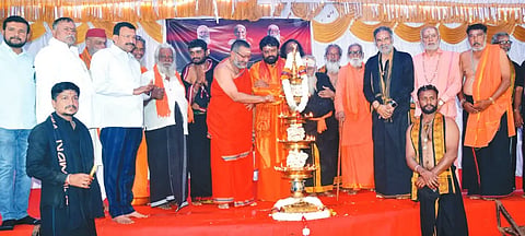hindu ಹುಬ್ಬಳ್ಳಿಯ ಭೈರಿದೇವರಕೊಪ್ಪದಲ್ಲಿ ಗುರುವಾರ ಏರ್ಪಡಿಸಿದ್ದ ಅಯ್ಯಪ್ಪ ಮಹಾಸಂಗಮದಲ್ಲಿ ಪ್ರಮೋದ ಮುತಾಲಿಕ್​, ಡಾ. ವಿಶ್ವಸಂತೋಷ ಭಾರತಿ ಸ್ವಾಮೀಜಿ, ಡಾ. ವಿ.ಎಸ್​.ವಿ. ಪ್ರಸಾದ, ಮುತ್ತುಸ್ವಾಮಿ, ಆನಂದ ಗುರುಸ್ವಾಮಿ, ಮೋಹನ ಗುರುಸ್ವಾಮಿ, ಶಿವಪ್ಪ, ಇತರರು ಇದ್ದರು.