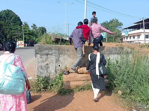 ಇಂದ್ರಾಳಿಯ ರೈಲ್ವೆ ಮೇಲ್ಸೇತುವೆಯ ಬಳಿ ಕಲ್ಲುಗಳನ್ನೇರಿ ಗೋಡೆ ದಾಟಿ ರಸ್ತೆಯ ಇನ್ನೊಂದು ಕಡೆ ಸಾಗುತ್ತಿರುವ ಪ್ರಯಾಣಿಕರು.