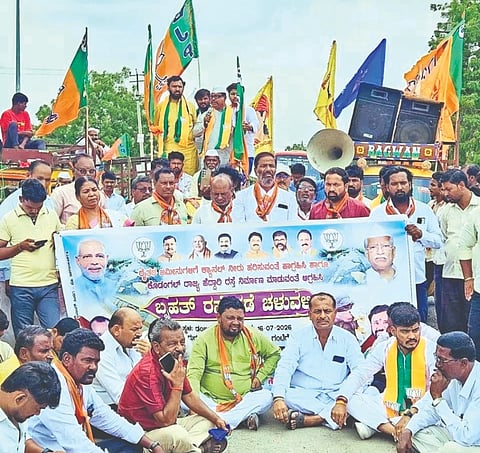 ಸಿಂದಗಿ ತಾಲೂಕಿನ ಡಂಬಳ ಕ್ರಾಸ್ ಬಳಿ ಬಿಜೆಪಿ ಮಂಡಲ ವತಿಯಿಂದ ಹಮ್ಮಿಕೊಂಡಿದ್ದ ಹೆದ್ದಾರಿ ತಡೆ ಪ್ರತಿಭಟನೆಯಲ್ಲಿ ಮಾಜಿ ಶಾಸಕ ರಮೇಶ ಭೂಸನೂರ ಮಾತನಾಡಿದರು. ಸಂತೋಷ ಪಾಟೀಲ, ಪ್ರಶಾಂತ ಕದ್ದರಕಿ, ಪ್ರಭುಗೌಡ ಪಾಟೀಲ, ಗುರು ತಳವಾರ ಇತರರಿದ್ದರು.