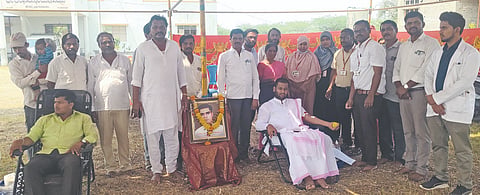 ಸಿಂದಗಿ ತಾಲೂಕಿನ ಹೊನ್ನಳ್ಳಿ-ಬ್ರಹ್ಮದೇವನಮಡು ಗ್ರಾಮದ ಕಲ್ಯಾಣದೇಶ್ವರ ಜಾತ್ರಾ ಮಹೋತ್ಸವ ನಿಮಿತ್ತ ರಕ್ತದಾನ ಶಿಬಿರಕ್ಕೆ ಕಲ್ಯಾಣದಯ್ಯ ಸ್ವಾಮೀಜಿ ರಕ್ತದಾನ ಮಾಡುವದರ ಮೂಲಕ ಚಾಲನೆ ನೀಡಿದರು. ರುತುಜಾ ಮೈಸೂರ, ಡಾ. ಪ್ರವೀಣ ಅಮರಗೋಳ, ಡಾ. ಅರ್ಷದ ಮುಂಡರಗಿ ಇತರರಿದ್ದರು.