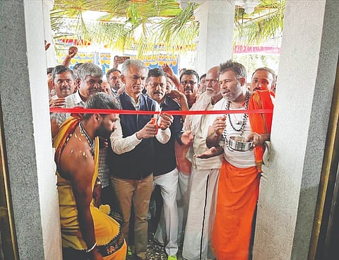  ಕಲ್ಲೇ ಸೋಮನಹಳ್ಳಿ ಗ್ರಾಮದ ಇತಿಹಾಸ ಪ್ರಸಿದ್ಧ ಶ್ರೀ ಬಸವೇಶ್ವರ ಸ್ವಾಮಿ ನೂತನ ದೇಗುಲವನ್ನು ಉಸ್ತುವಾರಿ ಸಚಿವ ಕೃಷ್ಣ ಬೈರೇಗೌಡ ಉದ್ಘಾಟಿಸಿದರು. ಗೋಪಾಲಸ್ವಾಮಿ, ಶಂಕರಪ್ಪ, ಮಹೇಶ್, ಭಾರತೀಶ್, ತಮ್ಮಯ್ಯ, ಪ್ರಕಾಶ್ ಗೌಡ, ಮೂರ್ತಿ, ಮಂಜುನಾಥ್, ಇದ್ದರು