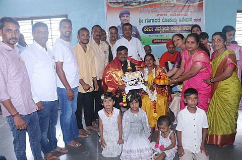SAINIKA ನರಗುಂದ ತಾಲೂಕು ಬನಹಟ್ಟಿಯ ನಿವೃತ್ತ ಸೈನಿಕ ಗಂಗಾಧರಯ್ಯ ಹಿರೇಮಠ ದಂಪತಿಯನ್ನು ಗ್ರಾಮಸ್ಥರು ಸೋಮವಾರ ಸನ್ಮಾನಿಸಿದರು.