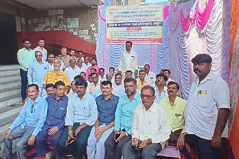 ವಿಜಯಪುರ ನಗರದ ಉಪ ನೋಂದಣಾಧಿಕಾರಿ ಕಚೇರಿ ಎದುರು ದಸ್ತು ಬರಹಗಾರರು ಮುಷ್ಕರ ನಡೆಸಿದರು. ಡಿ.ಎಸ್. ಸಾವಳಗಿ, ಎಚ್.ಆರ್. ಬಾಗವಾನ, ಪಾರಸ ಹೊಸಮನಿ, ಆರ್.ಎಸ್. ಡಂಕಿನ ಮತ್ತಿತರರಿದ್ದಾರೆ.