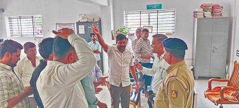 ನರಗುಂದದ ಮೇಲ್ಸೇತುವೆಯಲ್ಲಿ ಬ್ಯಾನರ್ ಕಟ್ಟುವ ವಿಚಾರಕ್ಕೆ ಸಂಬಂಧಿಸಿದಂತೆ ಕೆಲವರು ಗುರುವಾರ ಪುರಸಭೆ ಅಧಿಕಾರಿಗಳ ಜತೆ ವಾಗ್ವಾದ ನಡೆಸಿದರು.